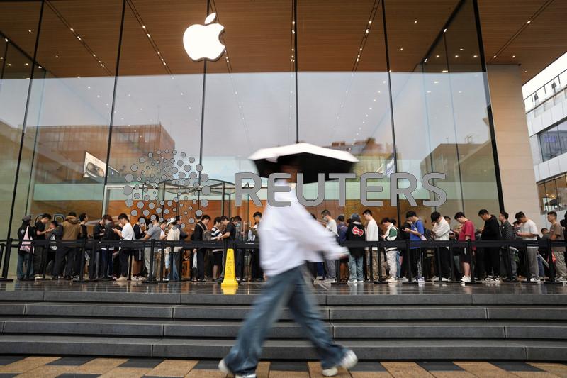 Foreign smartphone sales in China drop 44.25% in Oct, data shows