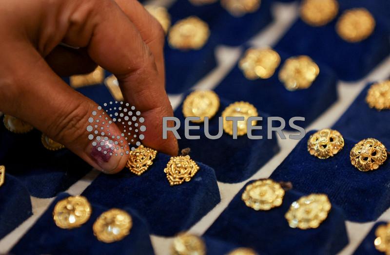 Safe-haven gold poised for best year since 2010 on rate cuts, global tensions