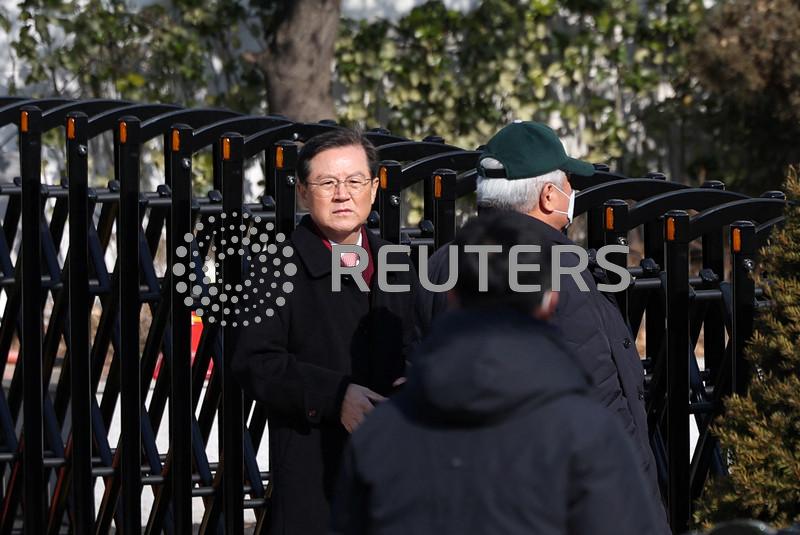 South Korea authorities in standoff in bid to arrest President Yoon