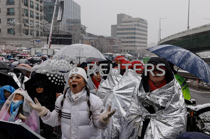 South Korea protesters rally for, against Yoon arrest as deadline looms