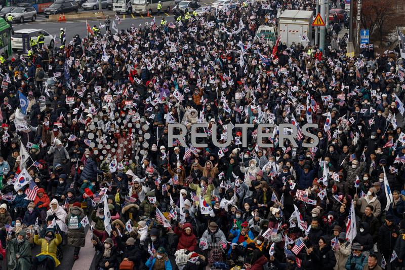 South Korea investigators seek to extend Yoon's arrest warrant