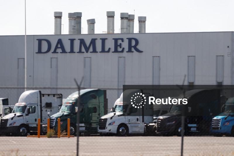 Daimler Truck posts 40% drop in quarterly profit, but keeps annual forecasts