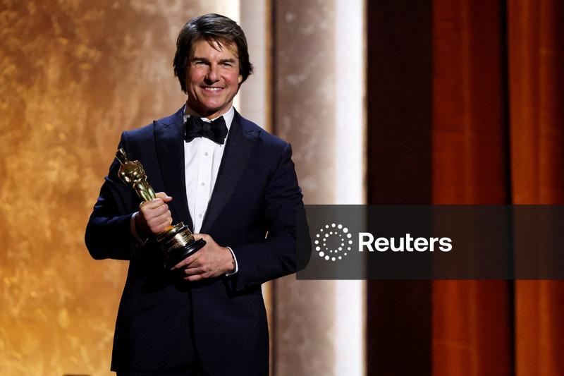 Tom Cruise touts the power of cinema as he accepts honorary Oscar