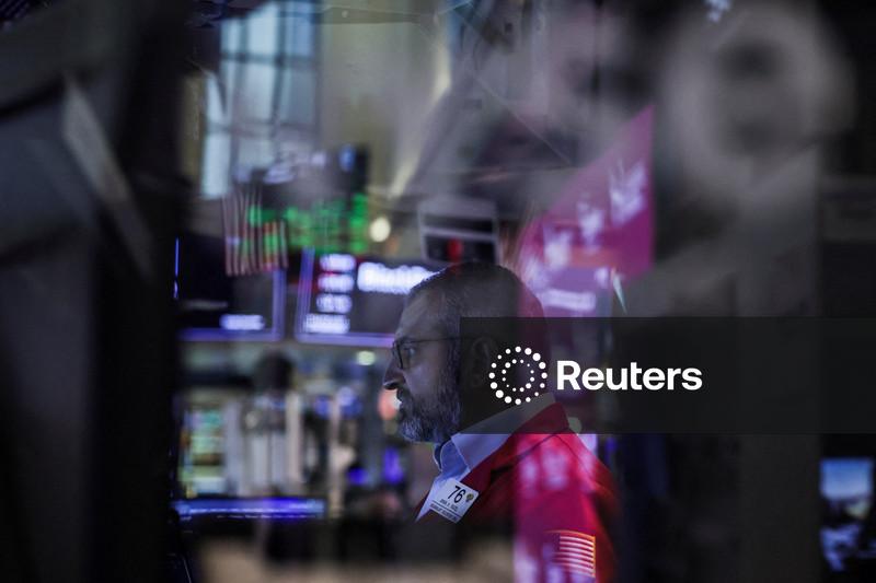 Analysis-Investors eye holiday season turbulence amid AI and rate cut doubts