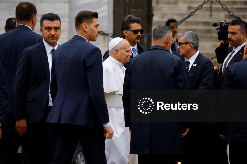 Pope removes shoes but doesn't pray on visit to Istanbul's Blue Mosque