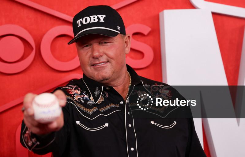 On eve of Hall of Fame announcement, Trump revives call for Clemens induction