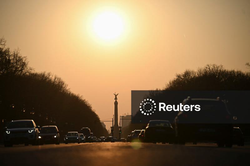 EU yields to pressure from automakers as it rethinks 2035 combustion car ban