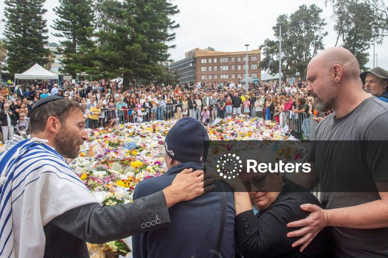 Bondi gunmen were inspired by Islamic State, had travelled to the Philippines, Australia police say