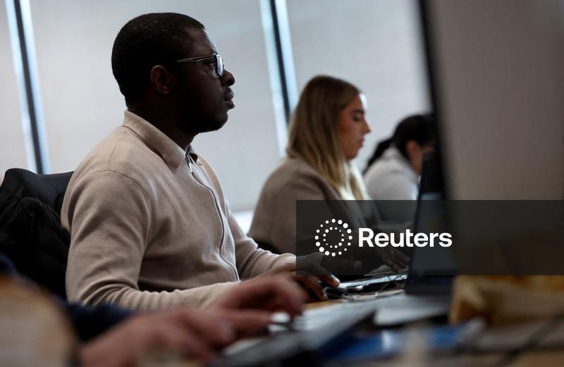 UK wage growth slows to 4.6% in three months to October, ONS says