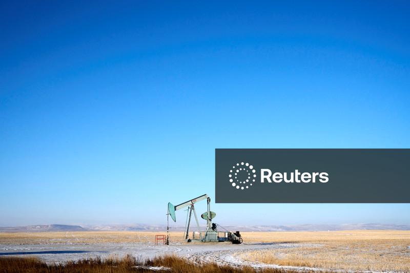 Oil set to close lower for second straight week