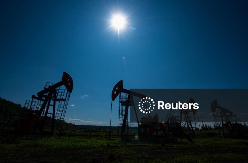 Oil steady as market weighs Venezuela, Russia supply risks