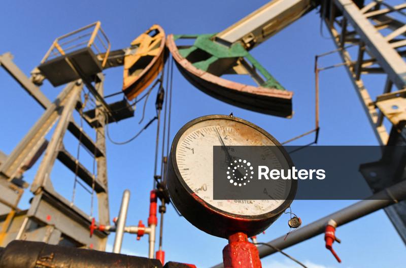 Oil rises slightly as market weighs supply risks