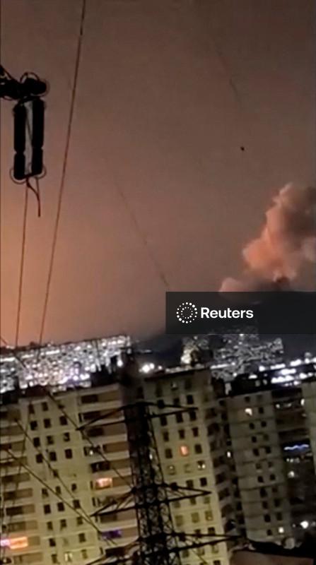 Trump administration aware of reported explosions in Venezuelan capital, CBS reporter says