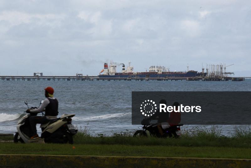 Oil dips on ample supply outlook, market weighs Venezuelan output