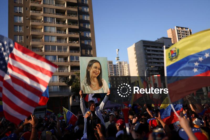 Trump announces plan to sell Venezuelan oil as US signals it is in talks with Caracas