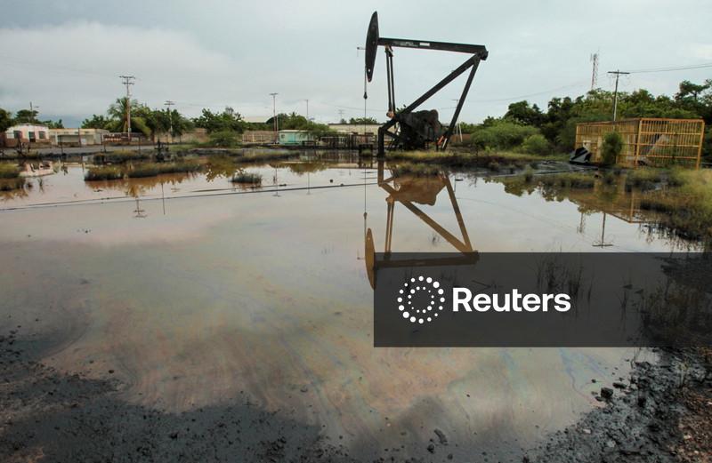 Oil falls after Trump says Venezuela will send supply to US