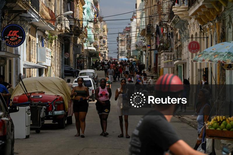 Exclusive-CIA highlighted Cuba's grim economy but gave mixed view on government falling