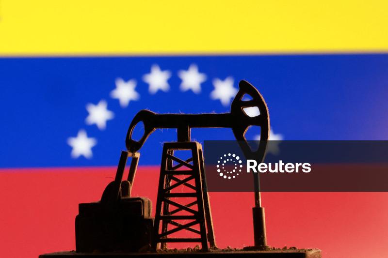 Companies scramble to secure ships, assemble operations to transfer Venezuelan oil, sources say
