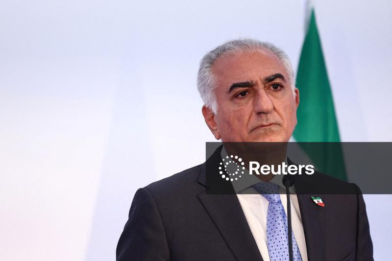 Son of Iran's toppled shah seeks a role as protests expand