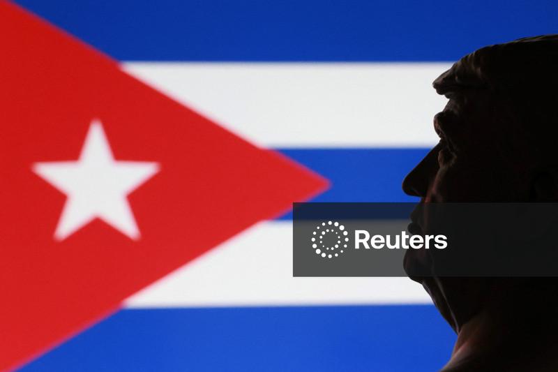 Trump suggests Cuba should strike a deal with US