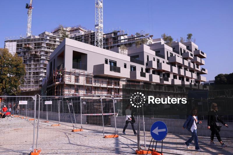 Investors look beyond Italy's real estate scandal