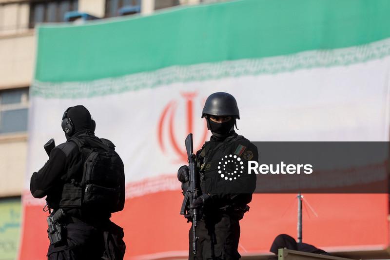 Trump weighs response to Iran crackdown, Tehran says communication open with US