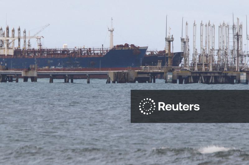 Oil pauses gains as Venezuela shipments resume, but Iran concerns loom