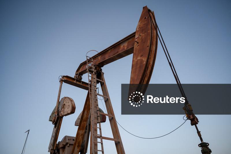 Oil prices fall as risks from Kazakh production halt subside