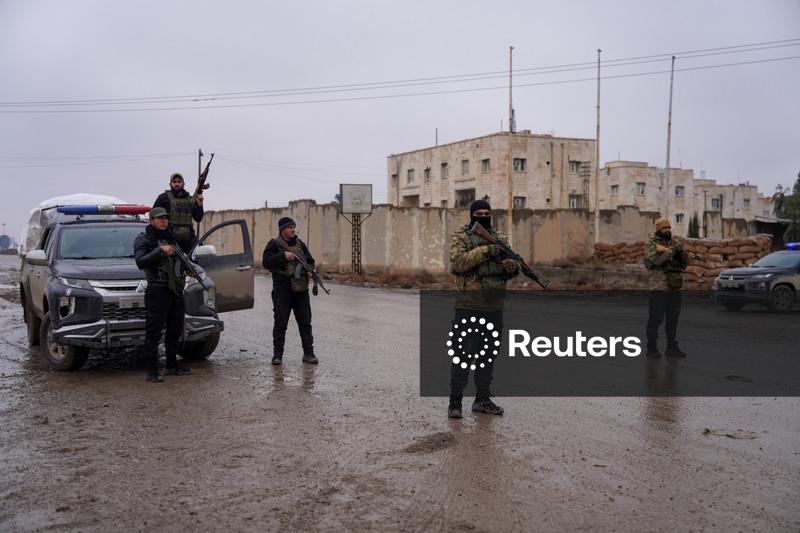 Syrian troops, Kurdish forces poised on front lines as truce deadline looms