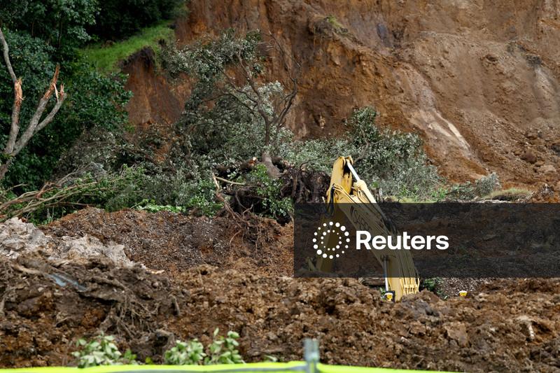 Recovery of New Zealand landslide victims halted on safety concerns