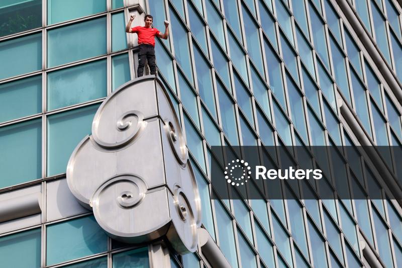 US climber scales Taiwan's tallest building Taipei 101 without ropes