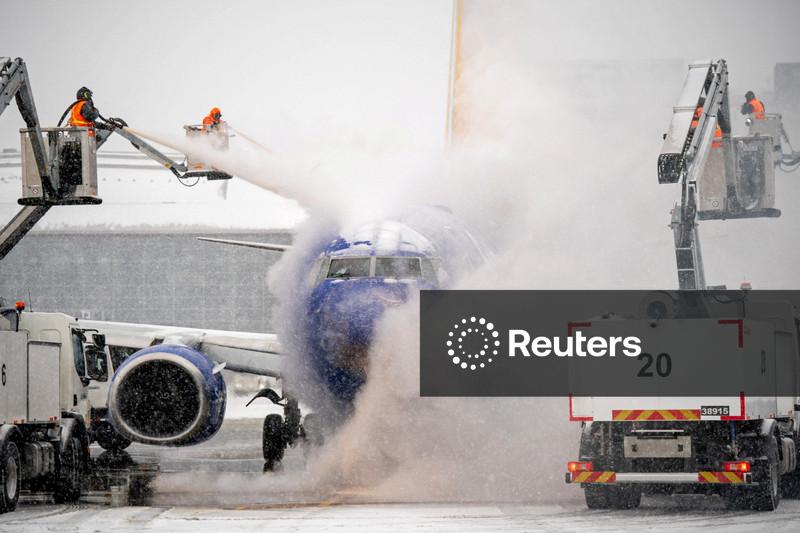 US storm leaves 400,000 without power, forces thousands of flight cancellations