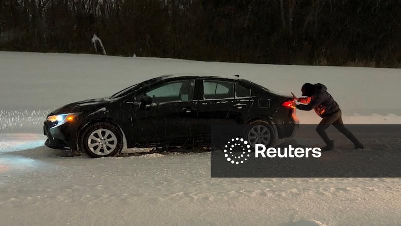 US storm leaves 500,000 without power, forces thousands of flight cancellations