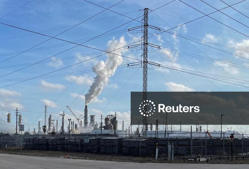 Union extends talks with Marathon, averting strike at refineries