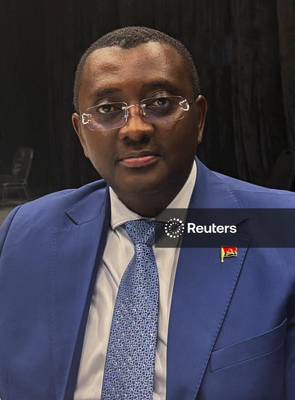 Angola seeks 20%-30% stake in De Beers, senior official says