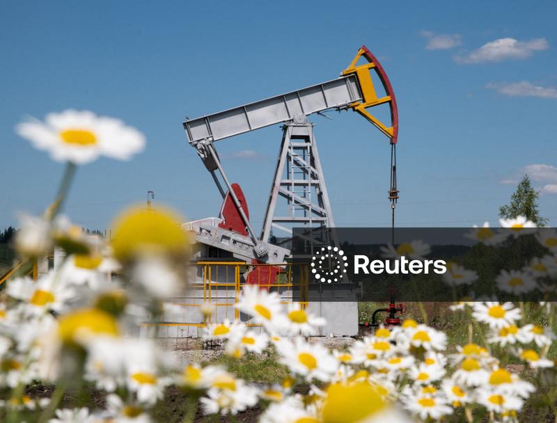 Oil set for second straight weekly drop as Iran risks recede