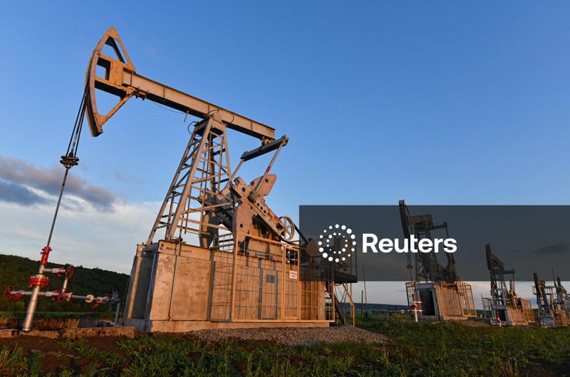 Oil heads for weekly decline as US, Iran extend talks