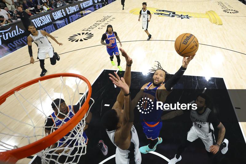 NBA-Knicks defeat Spurs to snap 53-year NBA title drought