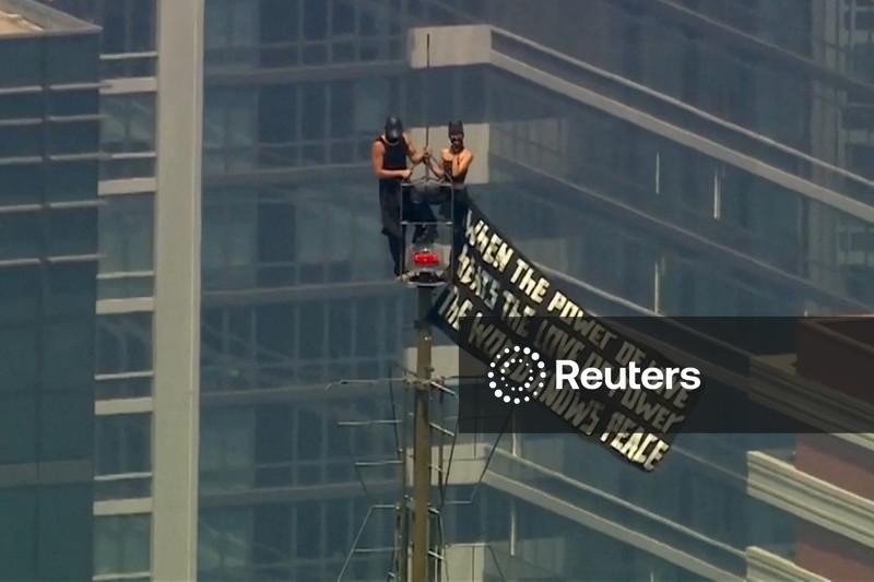 Russian daredevils unfurl banner atop New York's Empire State Building in proposal stunt