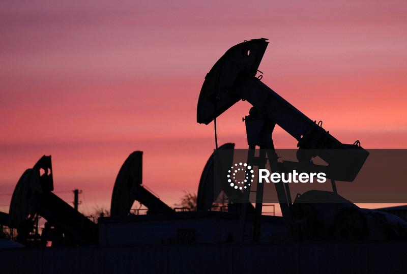 Brent hovers above $100/bbl, set for weekly rise on Middle East escalation