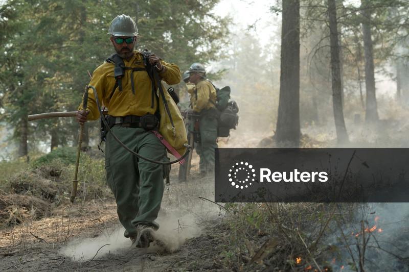 Firefighters gain ground against flames around Spokane, Washington