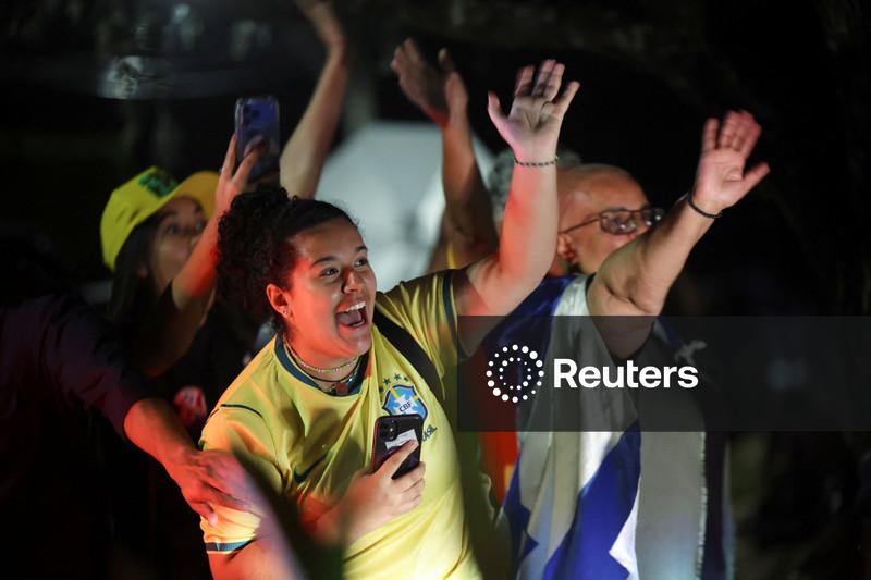 Bolsonaro beats expectations in Brazil presidential vote, faces Lula in runoff
