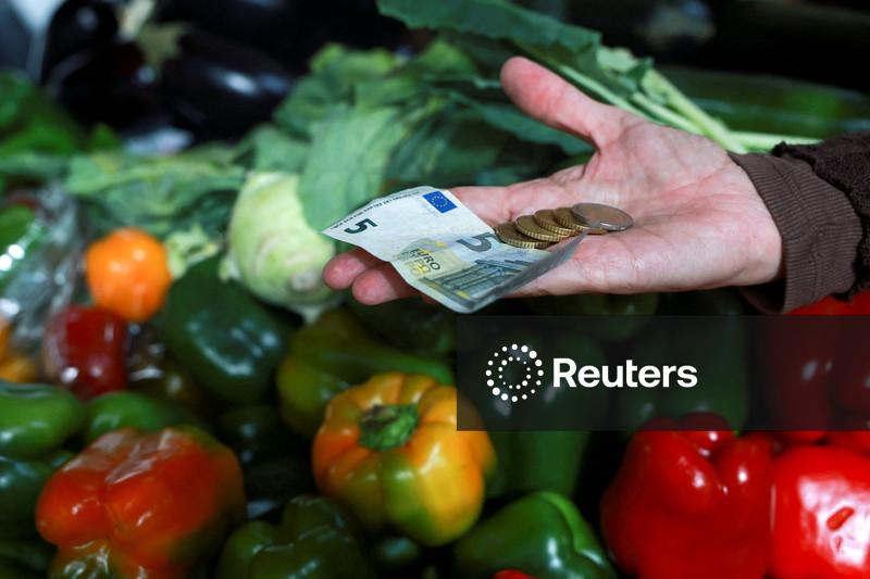 Euro struggles as it faces political, fiscal reckoning
