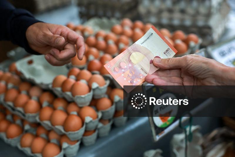 Euro skids toward fifth weekly fall but selling pressure eases